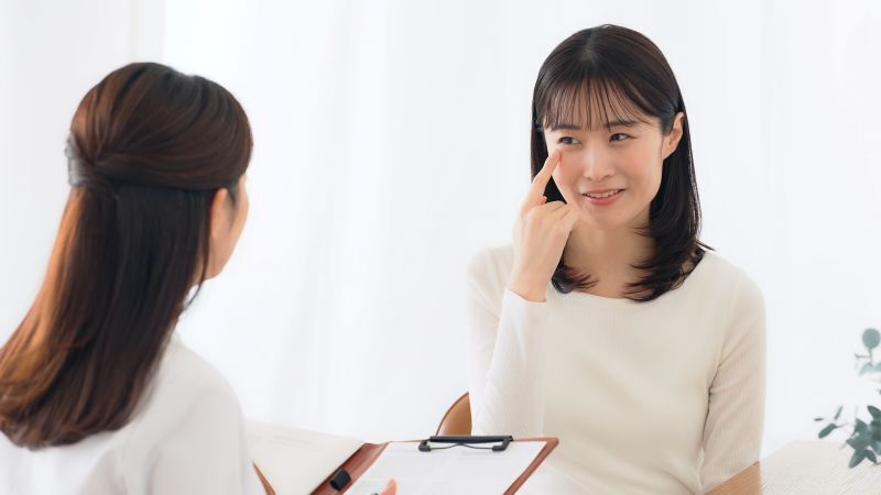 カウンセリングを受けてる女性